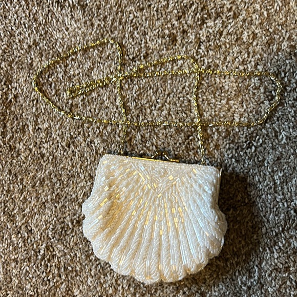 La Regale Vintage LTD handmade Seed Bead Clamshell Formal Wedding Purse - Picture 6 of 14